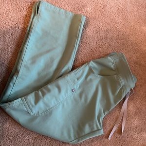 NWOT Womens Green kade Figs Size small